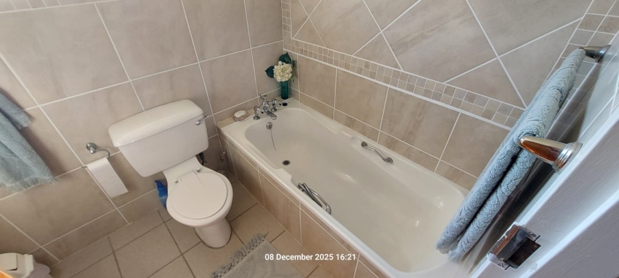 6 Bedroom Property for Sale in Wavecrest Eastern Cape